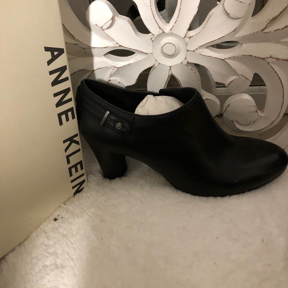 Anne Klein black booties size 7